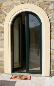 finestra in legno alluminio ad arco su misura